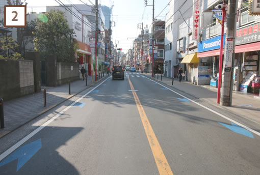 1つ目の信号を左折してください。(左角にパチンコ店があります)