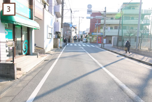 1つ目の信号(下平間小学校)を右折してください。