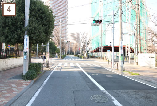 1つ目の信号を右折してください。目印としてゴルフ練習場があります。