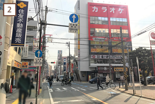 1つ目の信号を右折してください。(左手に松屋、右前方に赤いビルがあります)
