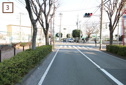 1つ目の信号を左折してください。目印としてゴルフ練習場があります。