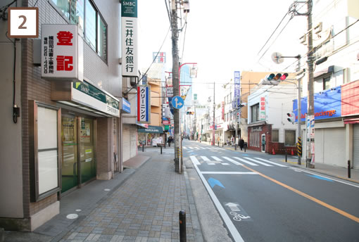 2つ目の信号を左折してください。(一方通行でクリーニング屋さん、薬局が角にあります)