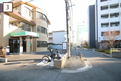 左手に当クリニックがあります。